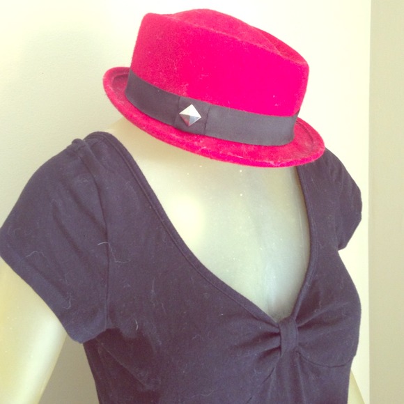 Red fedora - Picture 1 of 2