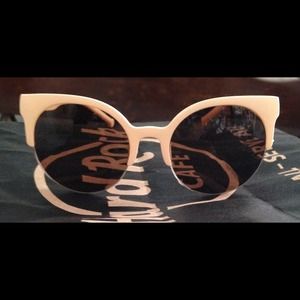 NWOT Retro Vintage Style Oversized Shades