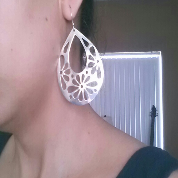 SALE! Cute flower desing Earrings - Picture 2 of 3