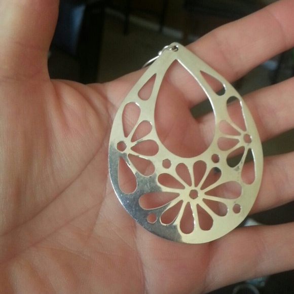 SALE! Cute flower desing Earrings - Picture 3 of 3