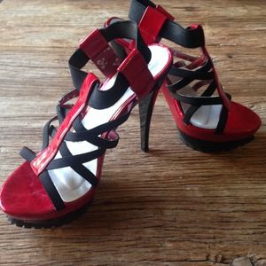 NWT red strappy heels 💃