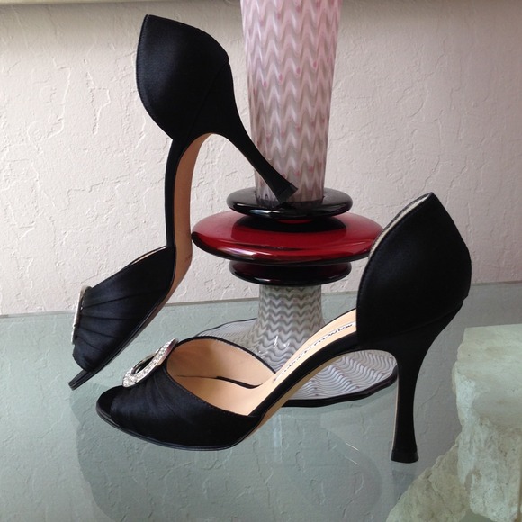 SOLD!! Like NWT Manolo Satin/Crystal Pump - Picture 2 of 8