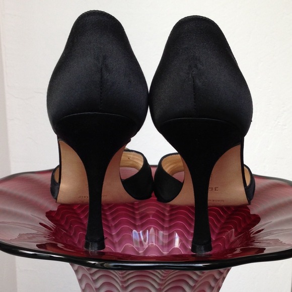 SOLD!! Like NWT Manolo Satin/Crystal Pump - Picture 4 of 8