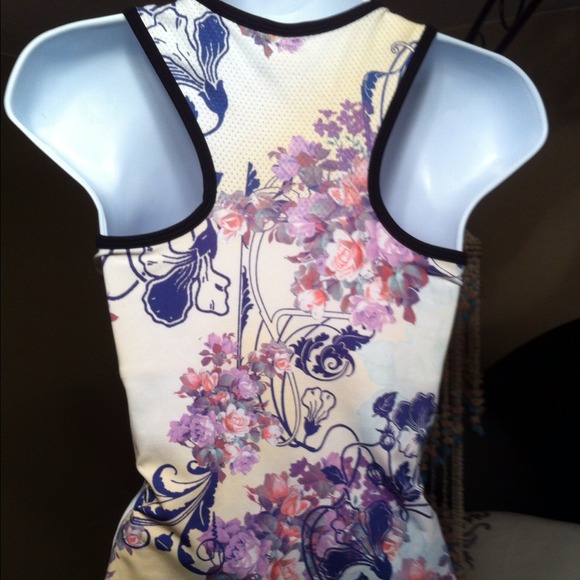 Very Pretty Exercise Tank 🍎🍎🍎 - Picture 2 of 3