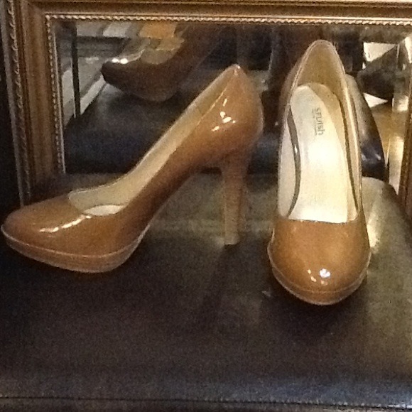 Splash platform shoes shiny caramel size 8.5