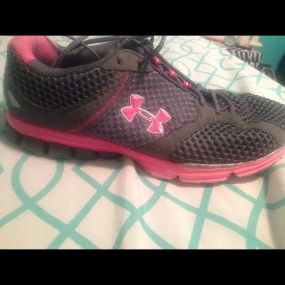Under armor tennis shoes size 7