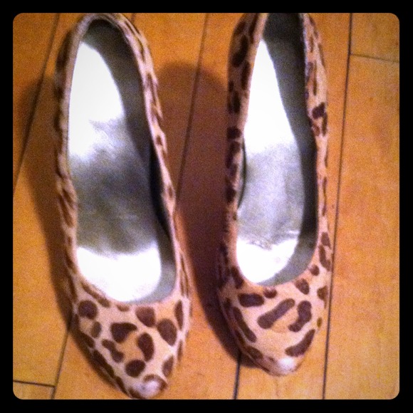 I'm selling a pair of Jessica Simpson heels. - Picture 1 of 4