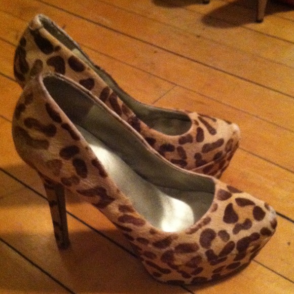 I'm selling a pair of Jessica Simpson heels. - Picture 2 of 4