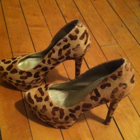 I'm selling a pair of Jessica Simpson heels. - Picture 3 of 4