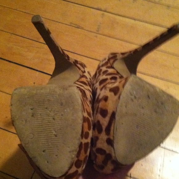 I'm selling a pair of Jessica Simpson heels. - Picture 4 of 4