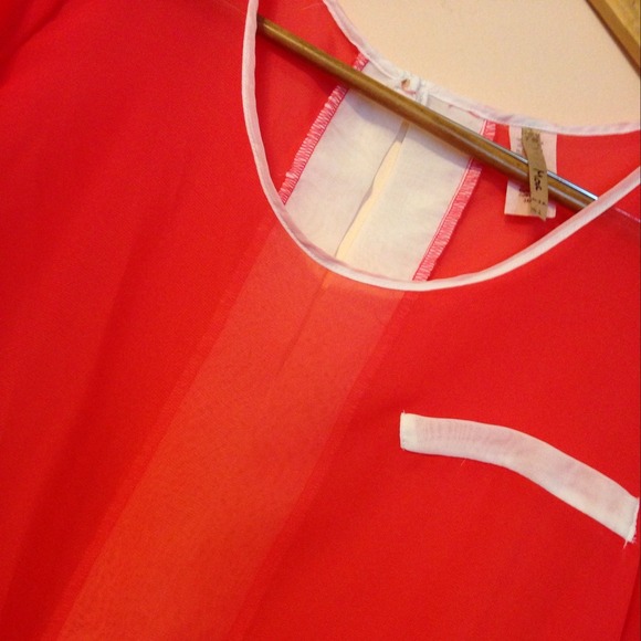 ❌SOLD❌Coral chiffon hi low split back top✨ - Picture 3 of 3