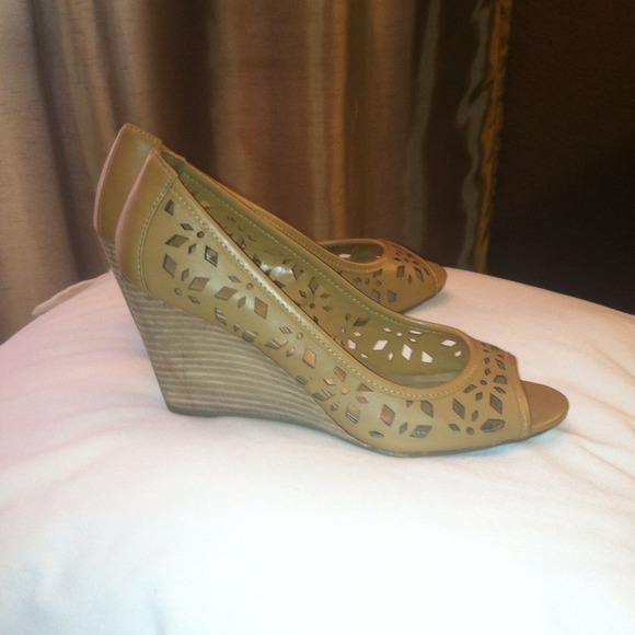 Nude Wedges