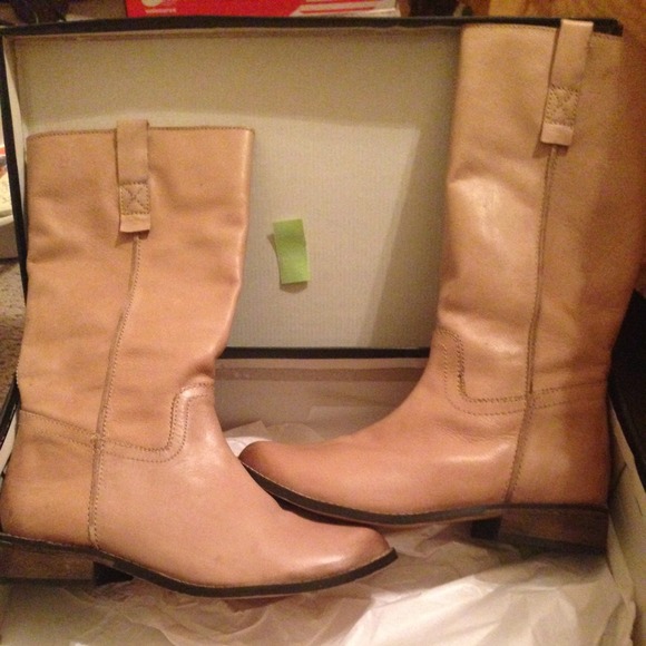 Mia Boots. - Picture 1 of 3