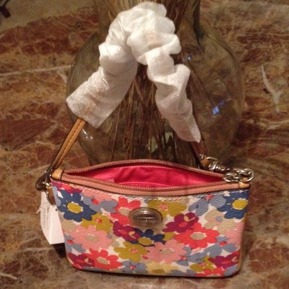 #103. New Coach Peyton Floral Wristlet - Picture 3 of 4