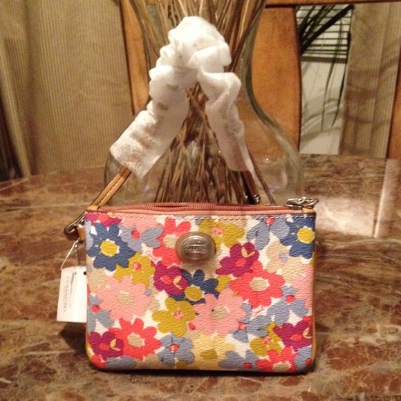 #103. New Coach Peyton Floral Wristlet - Picture 4 of 4