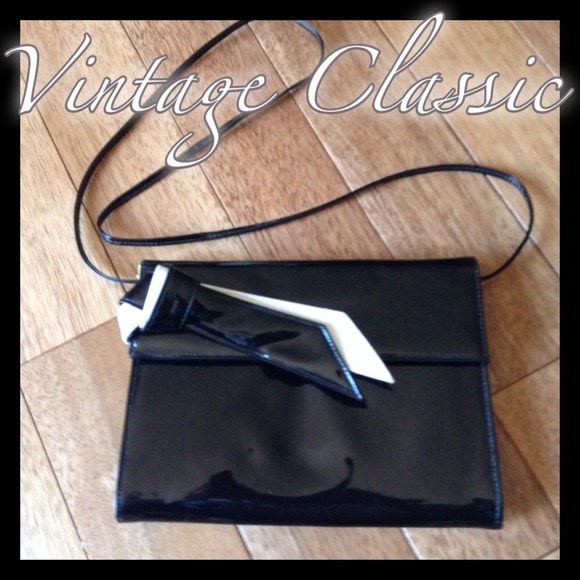 Handbags - VINTAGE black and white patent pocketbook purse 👛