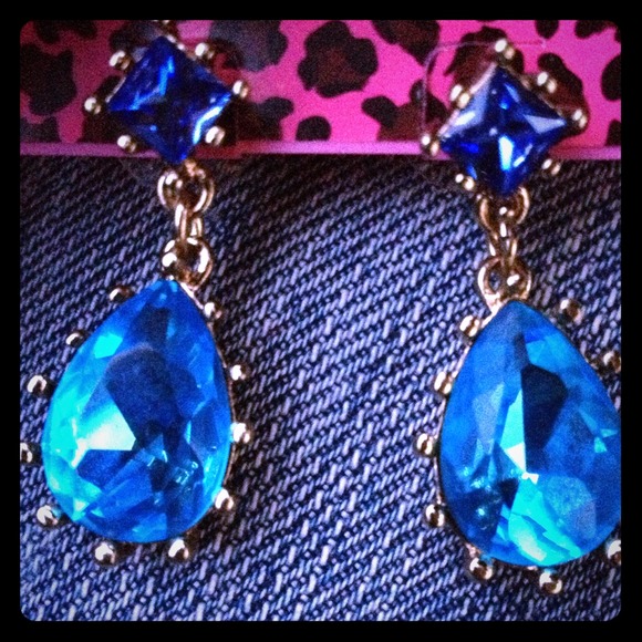 Betsy Johnson Ocean breeze earrings - Picture 2 of 2