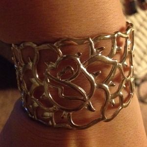 A beautiful rose design bracelet 🌹