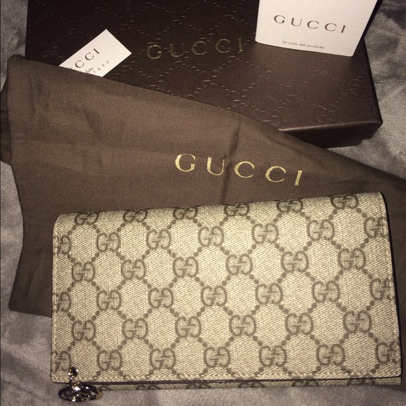 Gucci Clutches & Wallets - Authentic gucci wallet never used