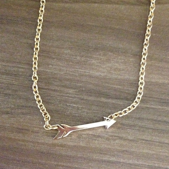 Gold Colored Arrow Necklace - NWOT CUTE!! - Picture 1 of 2