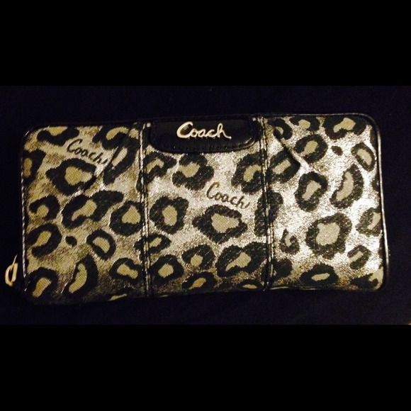 Coach wallet SOLD 🚫🚫