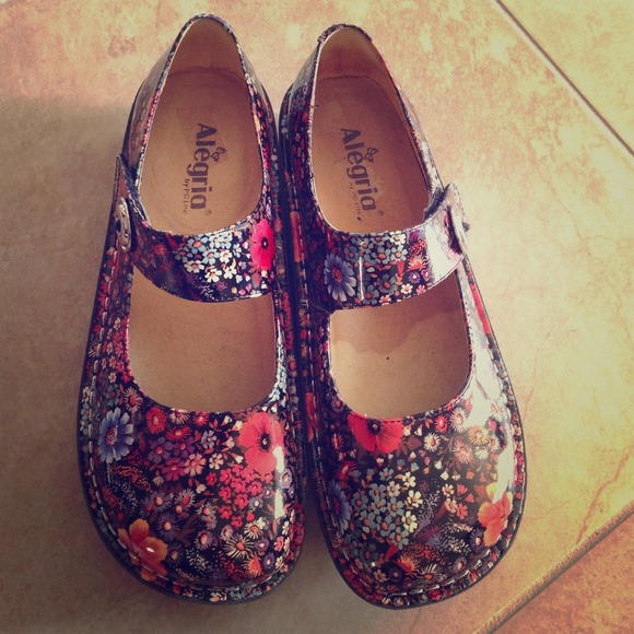 ON HOLD for @chevygrl101:  NEW Comfortable Clogs