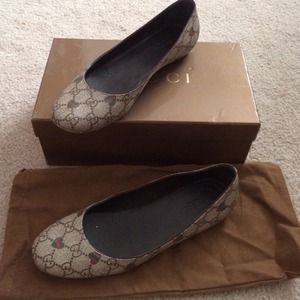 Gucci Flats with hearts