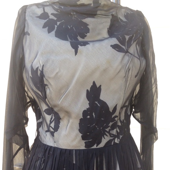 BLACK ROSES - Picture 2 of 4