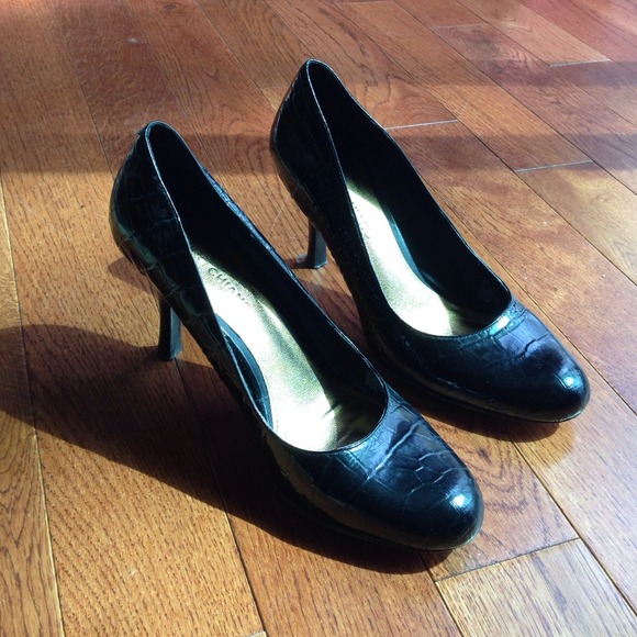 Black pumps