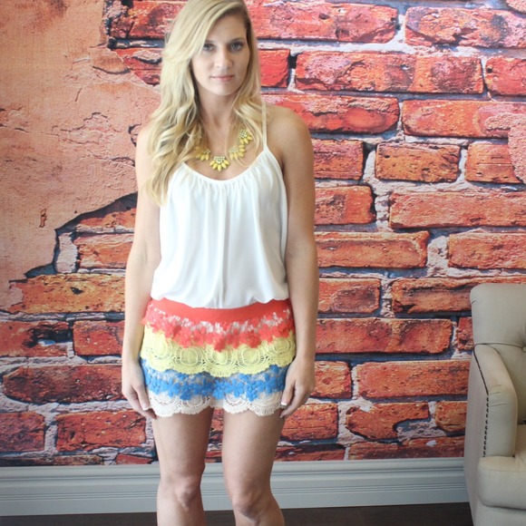 Crochet layered coral colorblock shorts - Picture 2 of 3