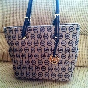 🔻Reduced🔻Michael Kors signature Tote