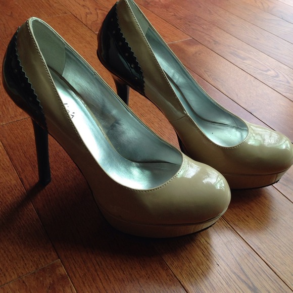 Nude and black pumps