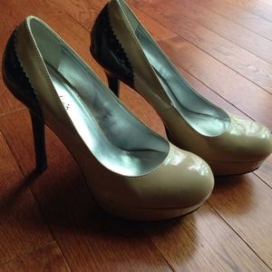 Nude and black pumps