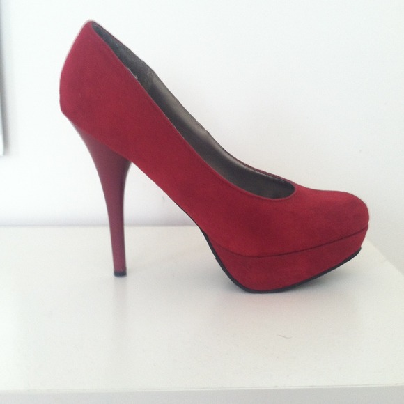 Red Heels! 👠👠 - Picture 2 of 4