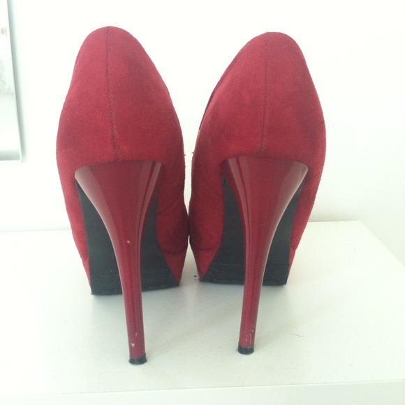 Red Heels! 👠👠 - Picture 3 of 4