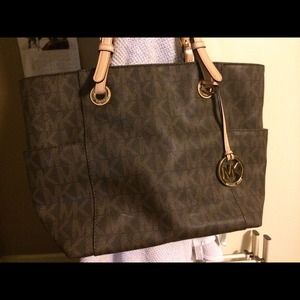 Sold! 🎉🎉🎉Michael Kors Authentic Tote🎉🎉🎉
