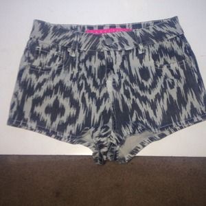 Patterned high waisted shorts