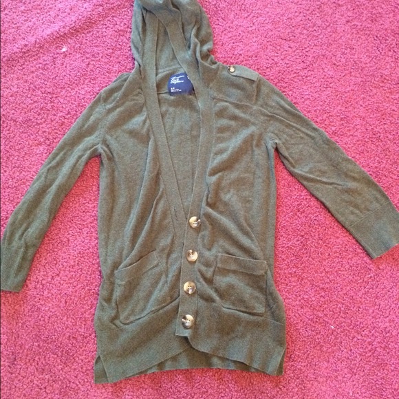 Quarter sleeve cardigan with hood