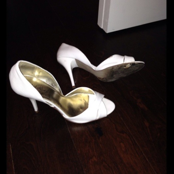 SOLD ON TREND white heels ⬇️ from $35 - Picture 2 of 3