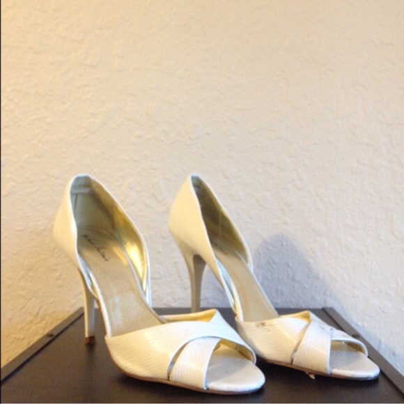 SOLD ON TREND white heels ⬇️ from $35 - Picture 3 of 3