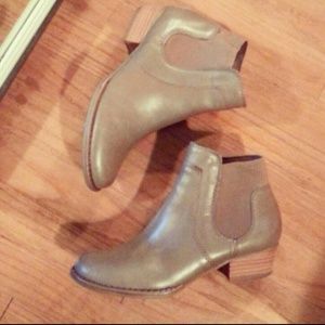 Giani Bernini Euston ankle booties in size 7.5