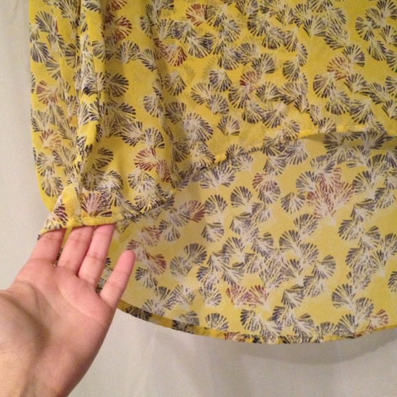 Summery yellow Eight Sixty Top - Picture 3 of 3