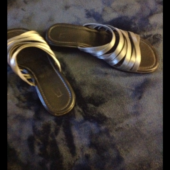 Black sandals with grey strap detailing - Picture 2 of 2