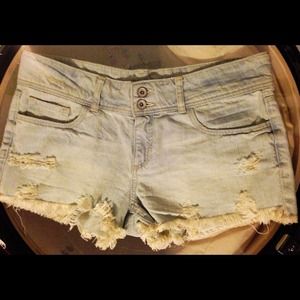 ⚡️NWOT⚡️Light Frayed Denim Shorts✌️