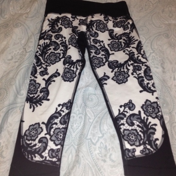 Lululemon laceoflage crop