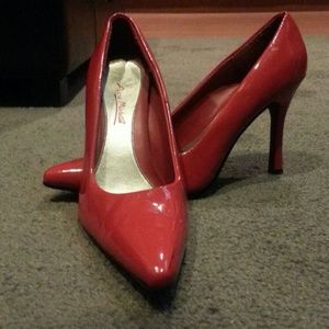 Short red heals with point