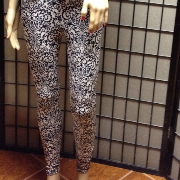 Black & white tribal leggings