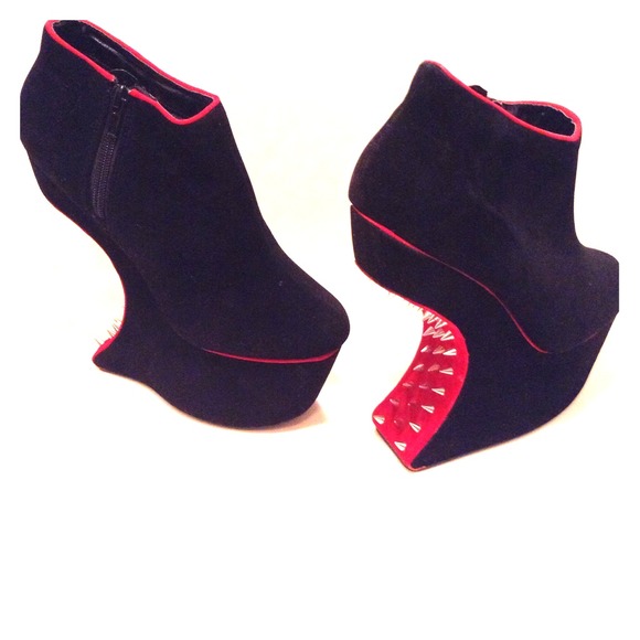 🌟NEVER WORN‼️One of a Kind Anti Gravity Wedge‼️