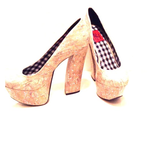 ✨BRAND NEW✨Gorgeous Corkscrew Pumps💋 - Picture 1 of 4