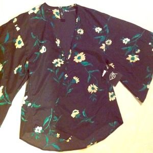 SOLD IN BUNDLE* Floral Kimono style top.